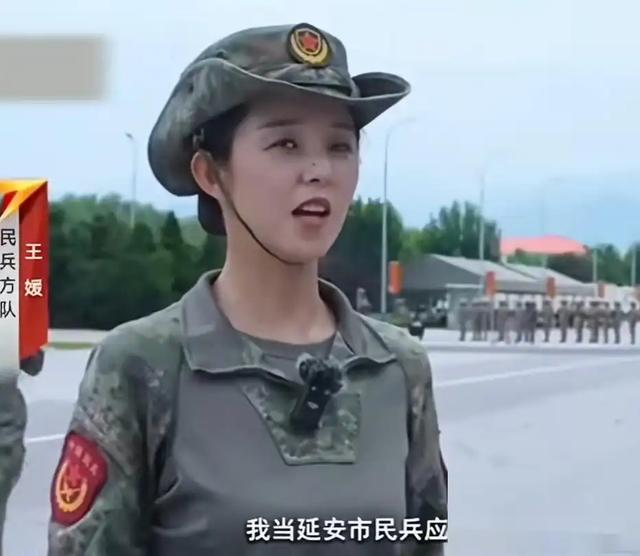 九三阅兵后，女兵领队王媛火了，私下美照曝光，已育三娃仍像少女