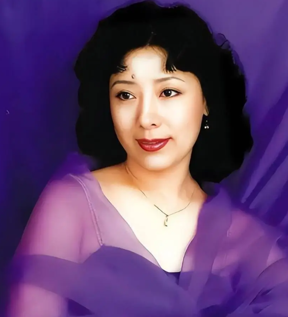 71岁知名歌唱家，与二婚丈夫无子无女，选择花500万住养老院