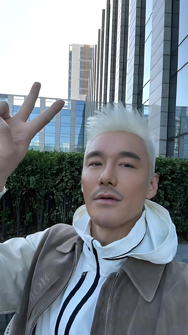 胡兵素颜流出，网友：这还是那个T台男神吗？
