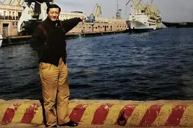 95年，那个花1亿买航母送给祖国后宣布破产的山东商人，如今怎样图片