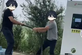 太离谱！众多车主吐槽苏南高速堵车，从天黑开到天亮，动都没动。图片