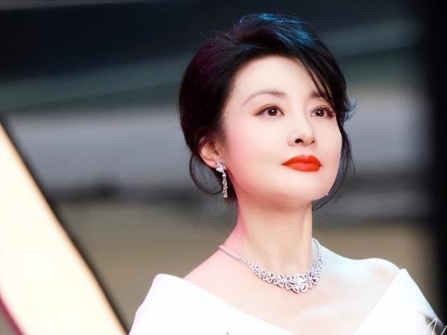 周涛：一婚嫁才子，二婚嫁富豪，53岁又换工作，她哪来的底气？