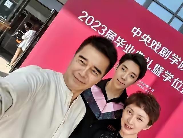原来他是许亚军长子，神似前妻何晴，如今名校毕业已成父亲的骄傲