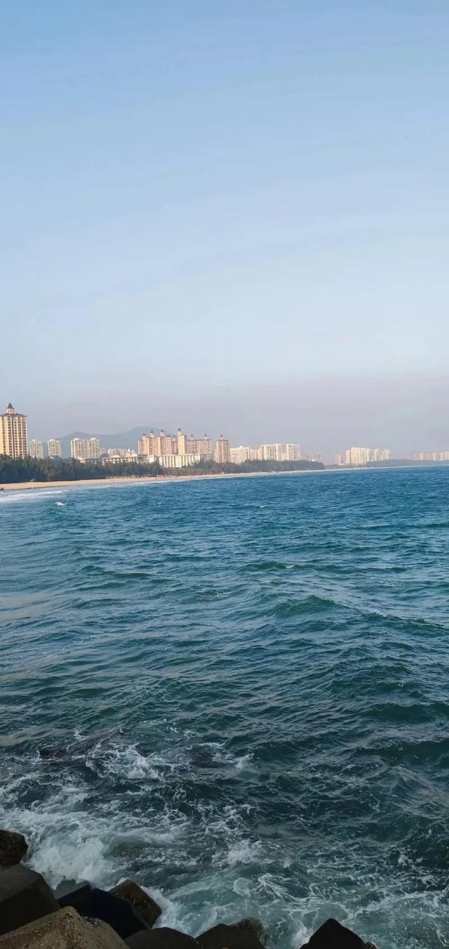 和老伴去了一趟陵水，不昧良心地说：陵水是我见过最自在海滨小城