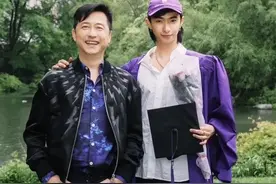 哈利520晒与父母合影，庾澄庆一脸骄傲，伊能静戴学士帽又瘦又美图片