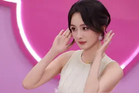 杨幂穿未发售高定艳压西湖！腰间生花 温柔优雅 这状态比我25岁还绝图片