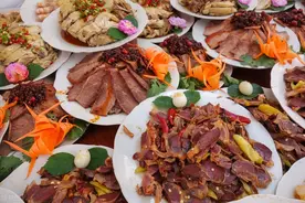 笑毁了，菜一上来就坐不住了，到河南吃酒席再也不来了，太吓人。图片