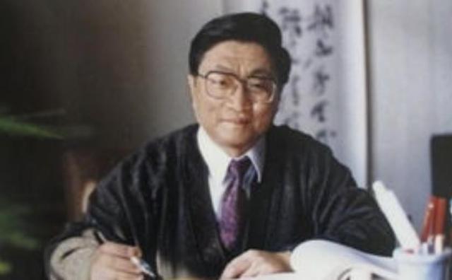 他从政上海40多年，后官至正国级，逝世8年后为何迁出八宝山？