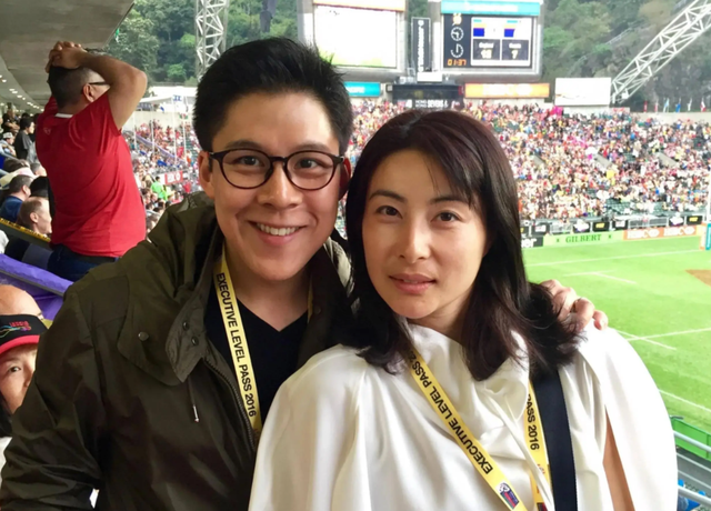 霍启刚没想到！44岁妻子和79岁老爸同时官宣喜讯，为霍家“争光”