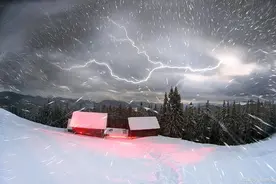 俗语说“雷打雪，人吃铁”，近期多地出现下雪天打雷，真是凶兆吗图片