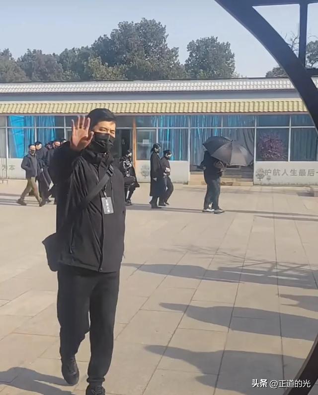 唐嫣现身罗晋父亲葬礼 一身黑衣搀扶着罗晋妈妈 夫妻合体破离婚传闻