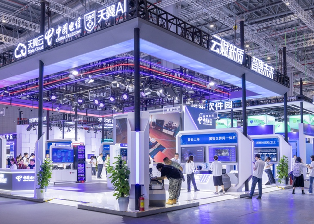 赋能长三角新型工业化！中国电信一体化数智底座亮相工博会