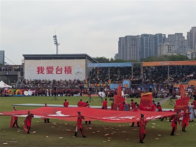 黄仁勋参加台积电运动会：大喊“台积电我爱你 我也是你们的家人”