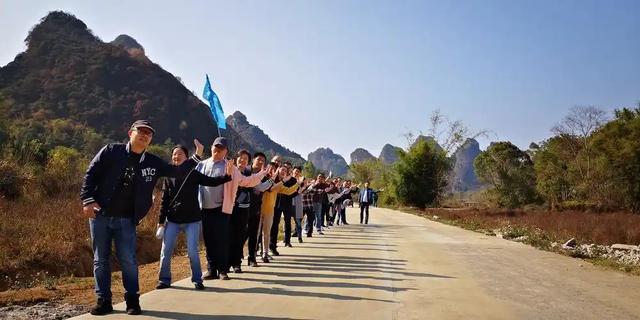 国庆“牛马”扎进山！不挤5A景区，年轻人徒步团爆满！