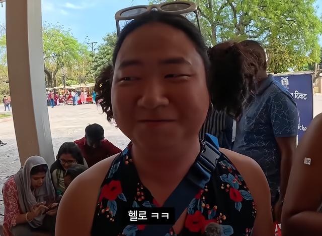 韩国小伙在印度挑战女装出行，想要看是否会有危险，结果直接被骗