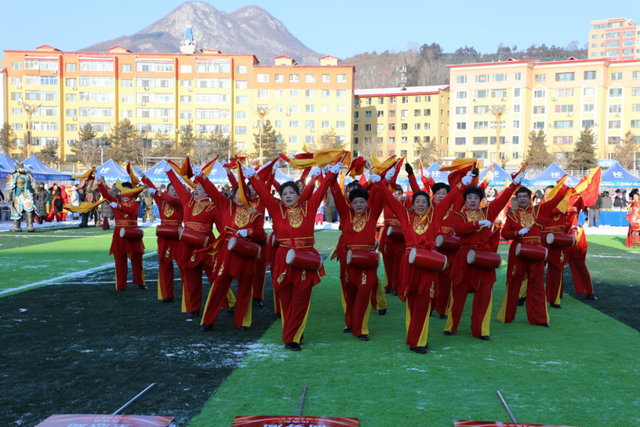 临江市2025年鸭绿江冰雪民俗文化旅游季暨雪地拔河挑战赛启动