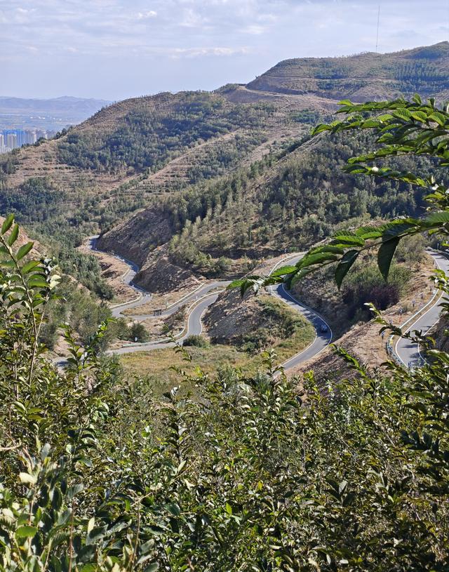乌市高山路云满台新变化，新挂了红色牌子，玻璃栈道观景台视野好