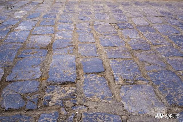 泸沽湖镇的石板路是当地摩梭文化的重要载体，却是众多车友的噩梦