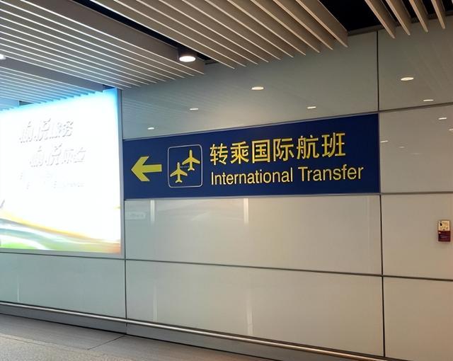 不听劝去日本的游客慌了，滞留机场连吃饭都成问题，当初为啥要去