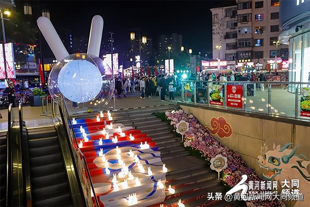 国庆中秋同欢庆 玉兔灯展夜更兴