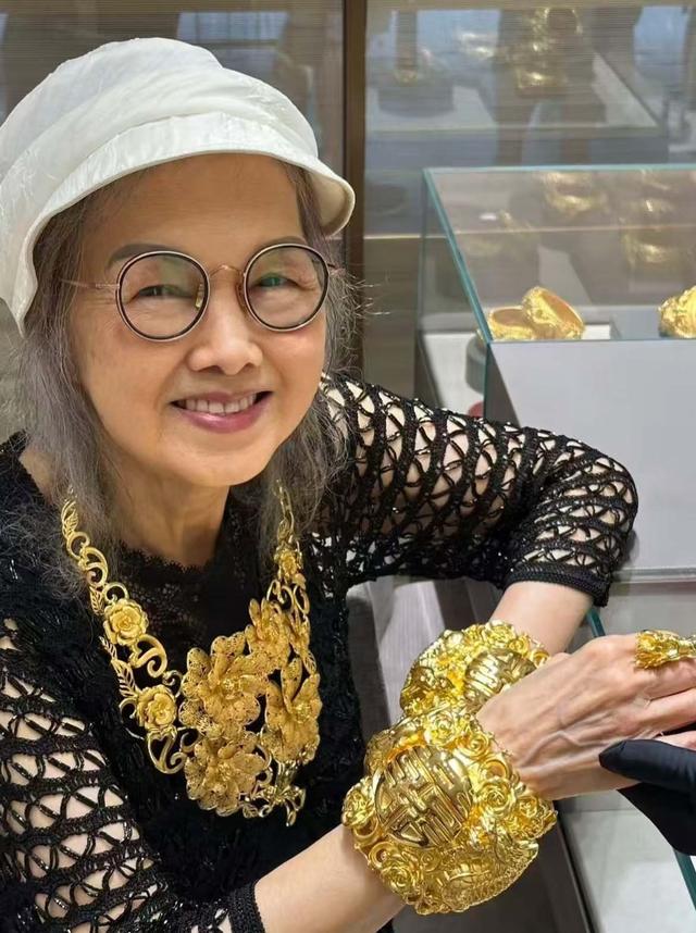 等我老了，绝不穿“花衣服”，瞧瞧这些60岁阿姨的打扮，多洋气