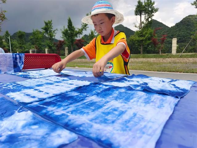 百里杜鹃：多彩研学趣味多 动手实践促成长