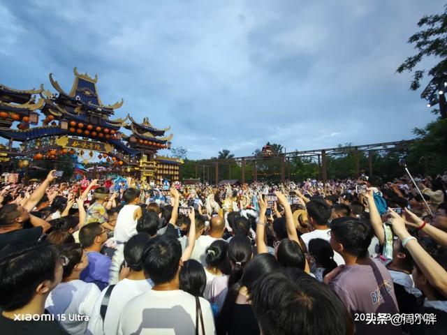 万岁山周六客流堪比此前节假日,音乐节区域已限流应对