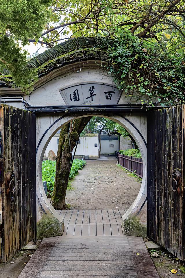 浙江绍兴是鲁迅故里，地铁1号线直达，那里有百草园和三味书屋