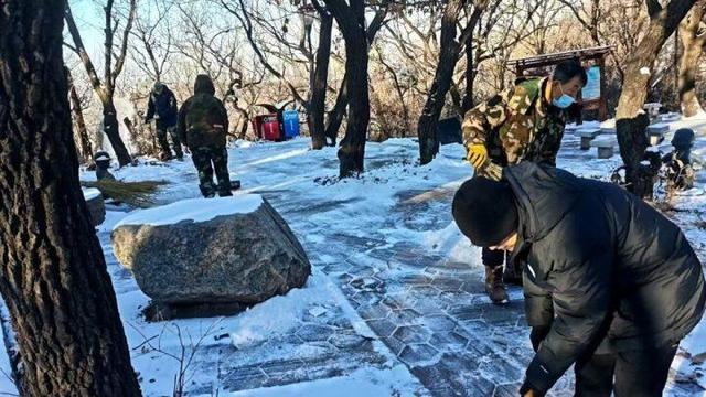 边下边清！千山风景名胜区连夜除雪保民生