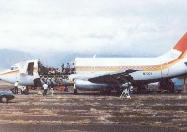1988年,一架飞机在7500米高空时突然裂开,空姐被大风吹走后来如何