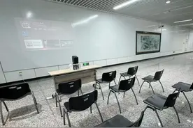 上苏州地铁里看球！图片