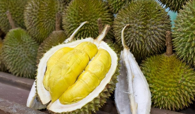 泰国大量水果腐烂，因为摊上的中文标语，中国游客：自己留着吧