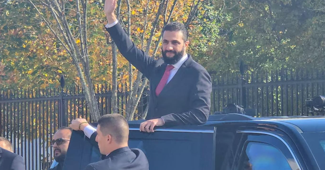 千万悬赏作废！叙过渡总统从死敌变成座上宾	，特朗普慷慨许下承诺