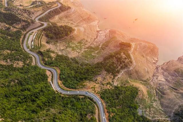 国内自驾游最经典的27条路线，适合退休人士，争取一年走2条！