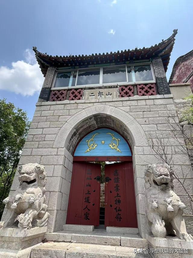 博山源泉镇的二郎山古庙群，我只钻进去个大脑袋
