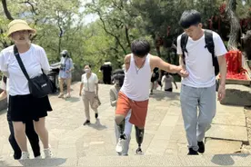 “命运从未将我打趴下” 29岁残疾小伙赵小野勇攀泰山图片