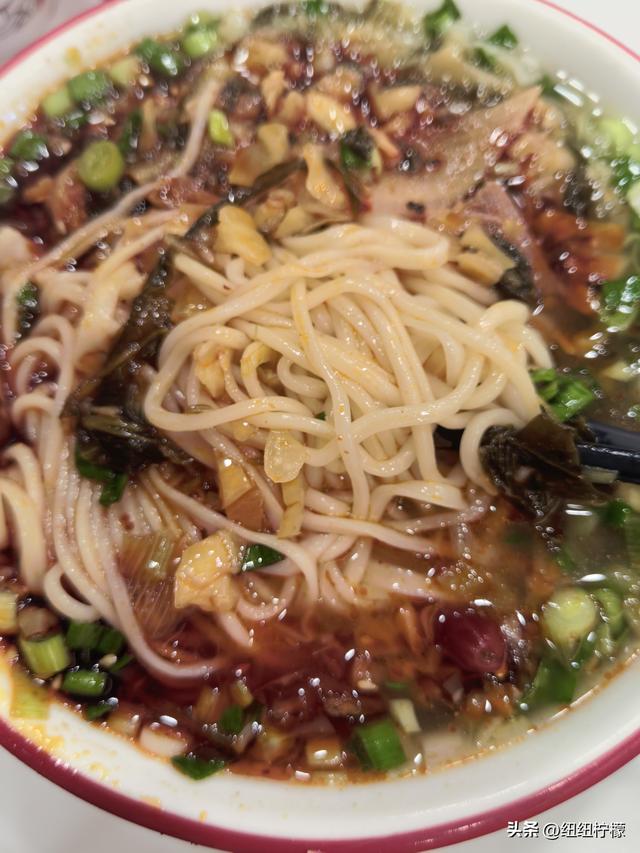 在甘肃省定西市临洮县吃了牛肉面，一碗面条多到足够两个人一起吃