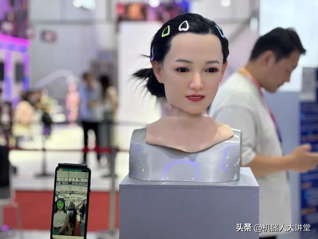 2025WRC热点直击！全球首个！清宝机器人共情头部系统发布！