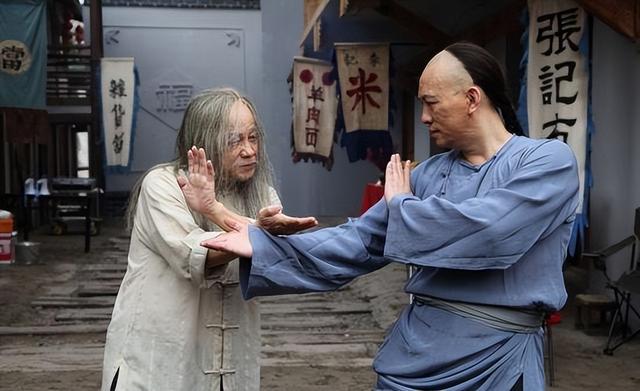 梁小龙被曝离世仅1天，恶心的一幕还是发生，徒弟怒斥吃相太难看