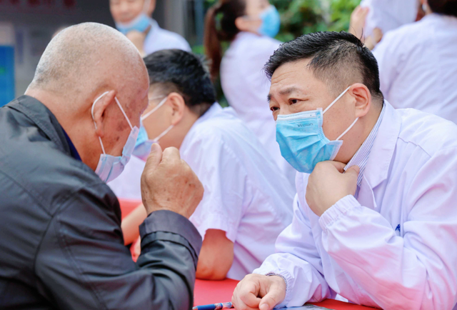 老年人腿疼，是坚持散步好，还是彻底卧床好？看看医生怎么说