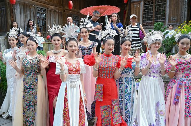 贵州云峰屯堡“村T”大秀上演 民族时尚跃动六百年古巷