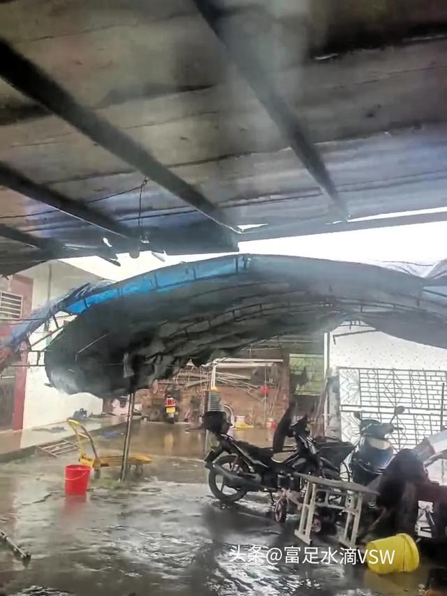 广东台风天办酒席名场面：龙虾泡成汤，“风雨同舟”的顶配！