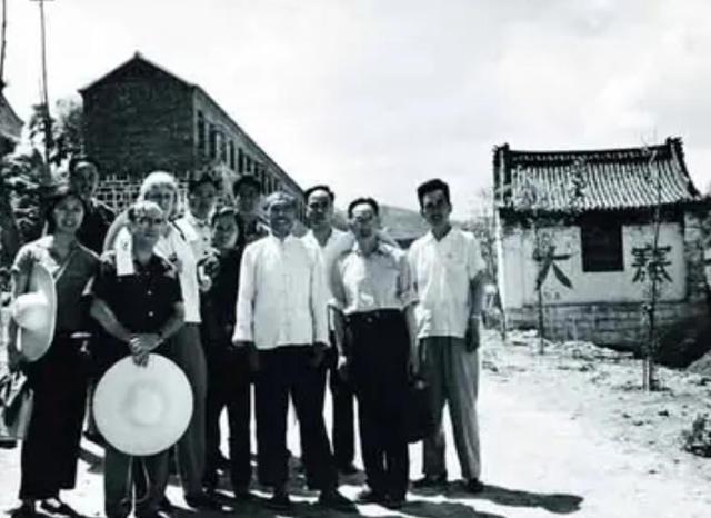 1975年，毛主席召开政治局会议，会前提醒陈永贵：不要住在钓鱼台