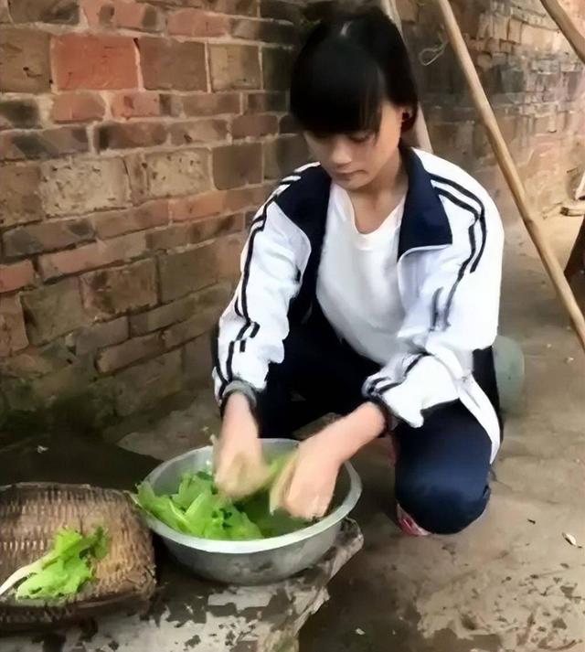 5年前，那个“卖身救父”，谁给40万就嫁谁的女孩，如今怎样了？
