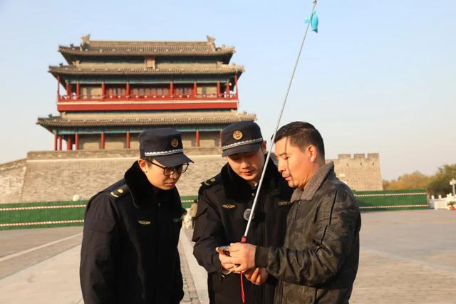 落叶不扫留秋韵!东城城管守护“秋日限定浪漫”