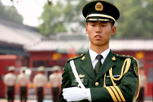 阅兵结束10天，“最帅升旗手”张自轩被骂10天！如今他后悔了吗?