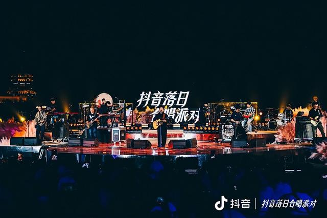 “跟着艺术游甘肃”敦煌鸣沙山月牙泉“抖音七夕落日派对”成功举办