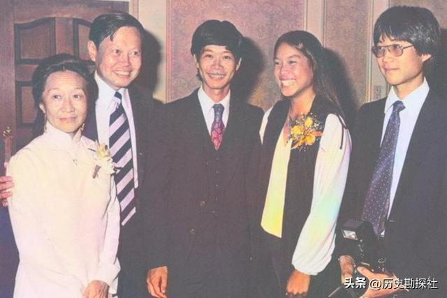1981年，杜聿明的葬礼上，女儿杜致礼和杨振宁的留影，悲痛难掩！