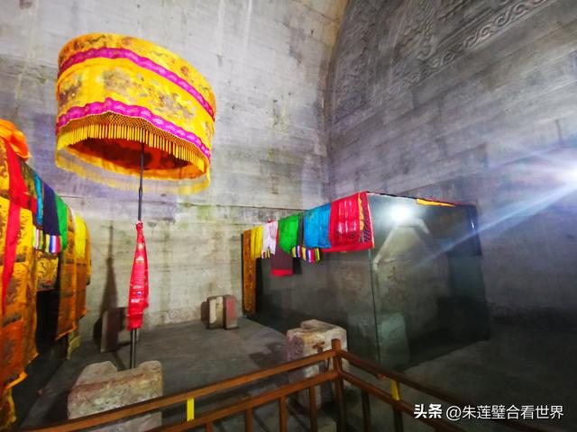 和四位战友参观唐山清东陵