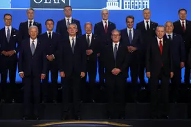 三国航母出动，德国军舰打起退堂鼓，中方措辞变了，拜登功亏一篑图片